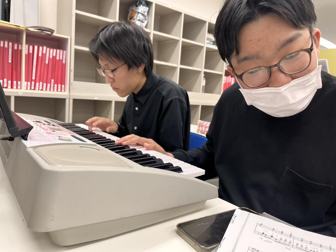 キーボードに取り組んでいる生徒