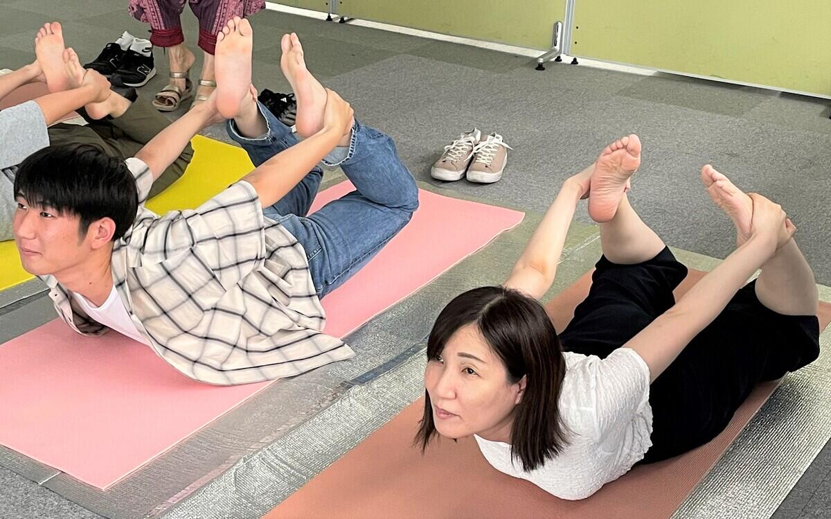 ヨガをしている生徒
