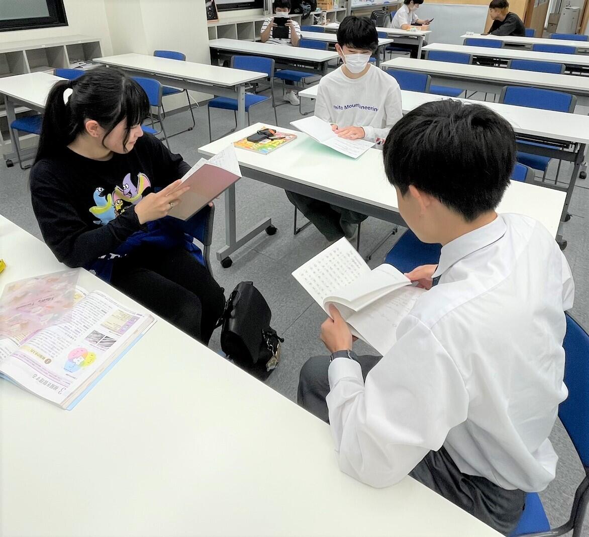 授業で生徒が、一つのテーマについて、話し合っている場面