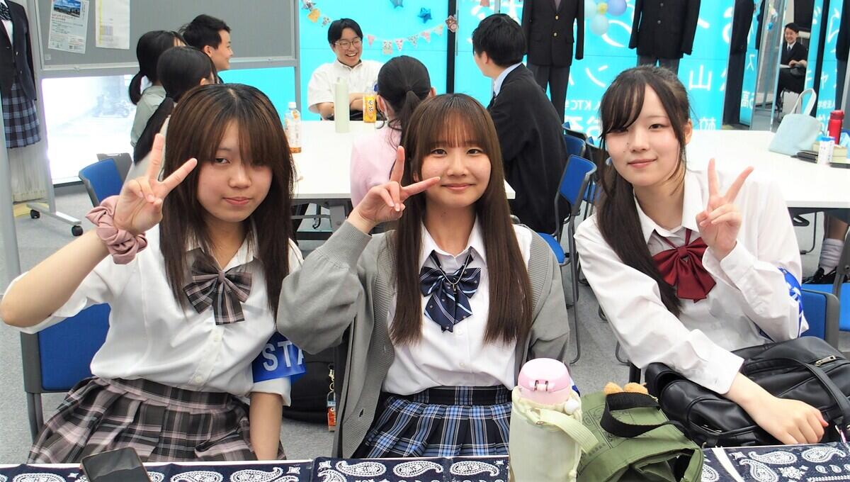 ピースしている生徒