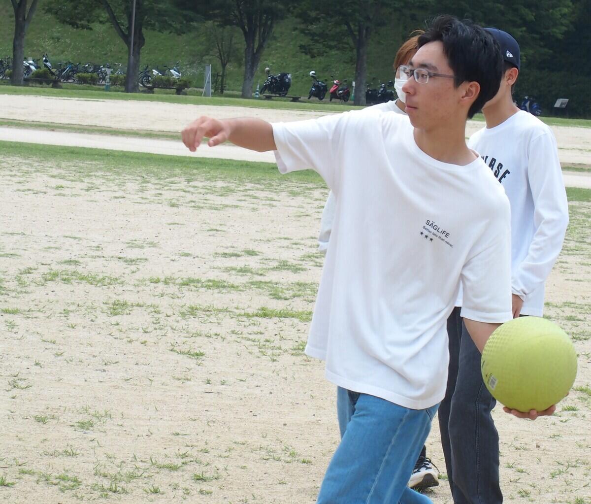 球技を楽しんでいる生徒