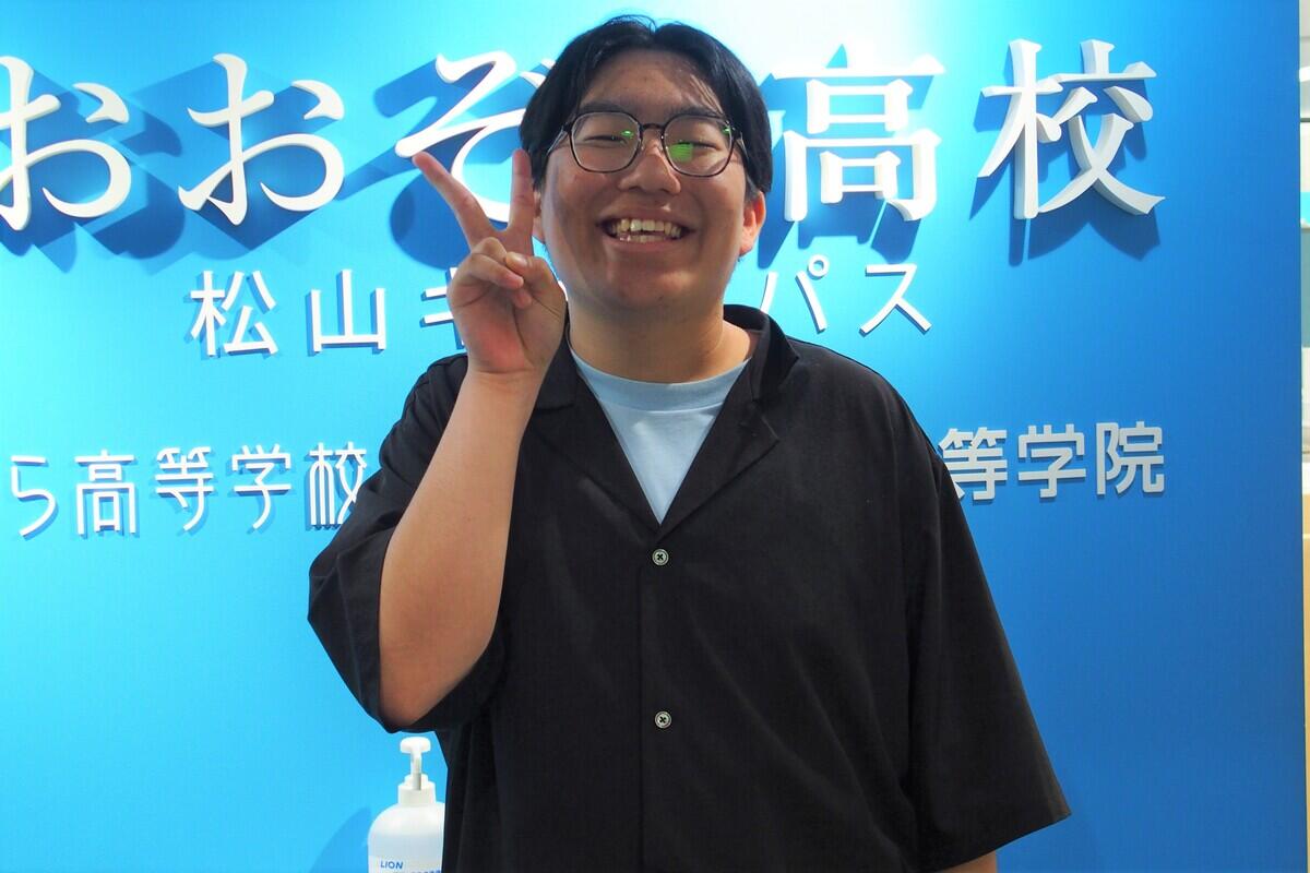 笑顔でピースをしている生徒