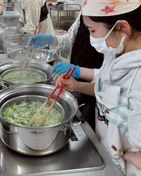 子ども食堂のボランティアに参加している生徒