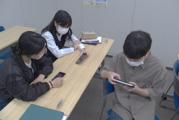 ゲームをしている生徒