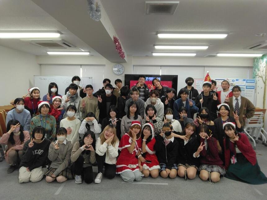 クリスマスパーティーに参加した生徒の集合写真