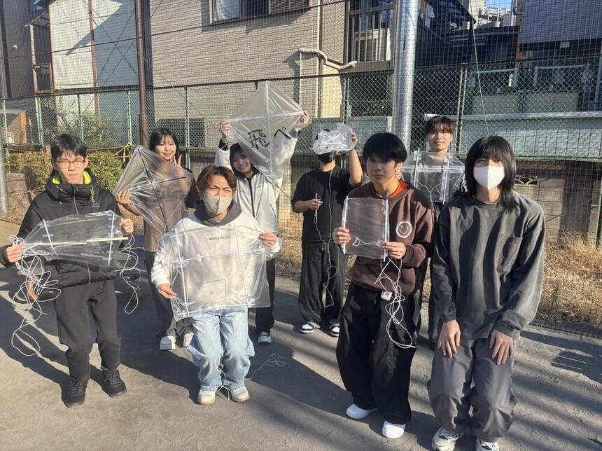 実際に制作した凧と参加した生徒の集合写真