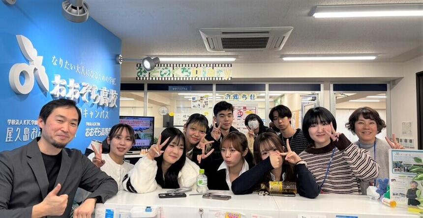 生徒とコーチがコーチルームで仲良く1枚！アットホームな溝の口キャンパスです♪