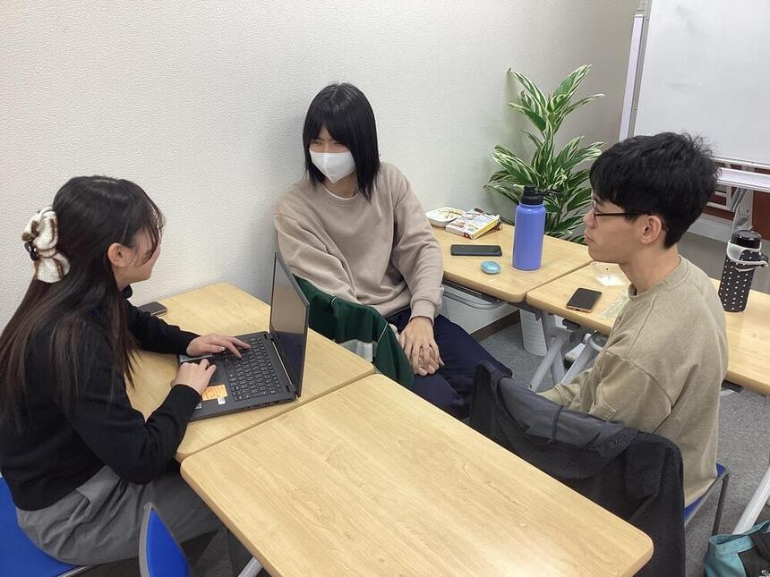 生徒の1日をインタビューしている様子