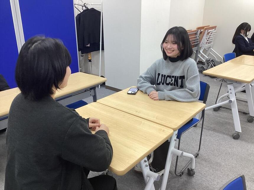 インタビュー中の写真