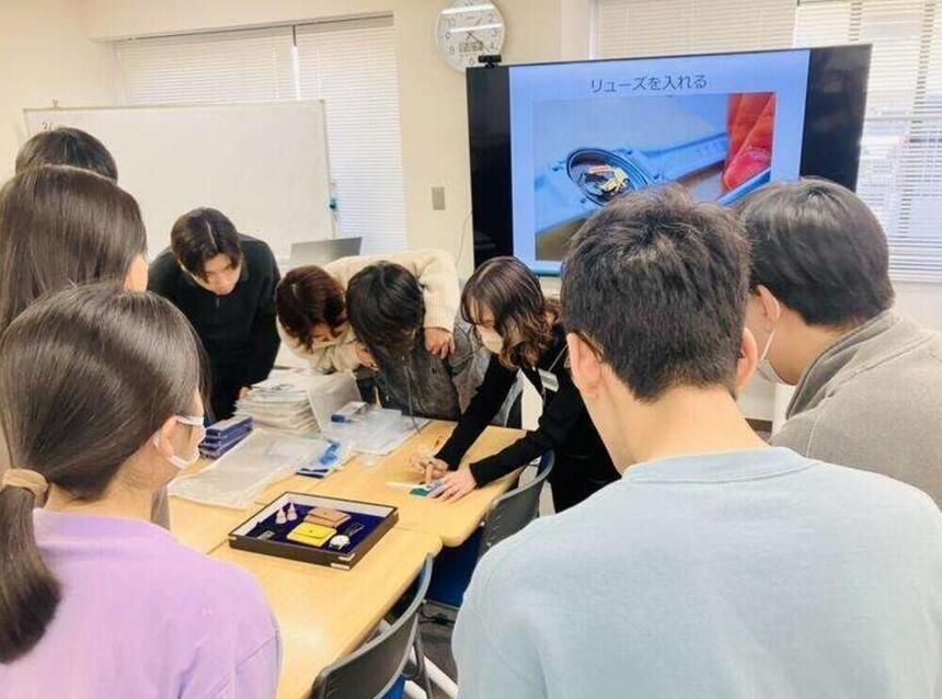 実際に組み立てている様子の写真