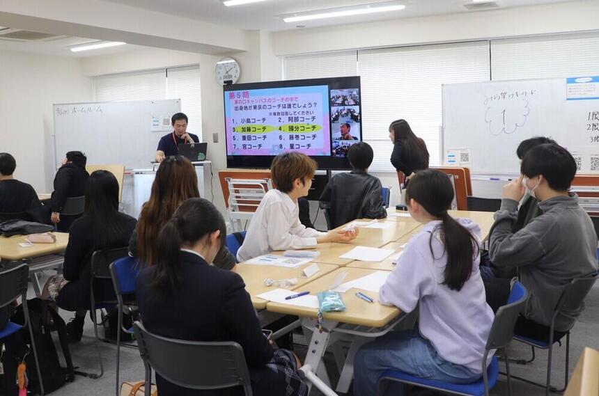 溝の口キャンパス2026年新年度全学年交流会でコーチクイズに挑戦している生徒たち