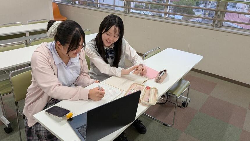 溝の口キャンパス 進学コースの時間に生徒たちが学び合っているところ