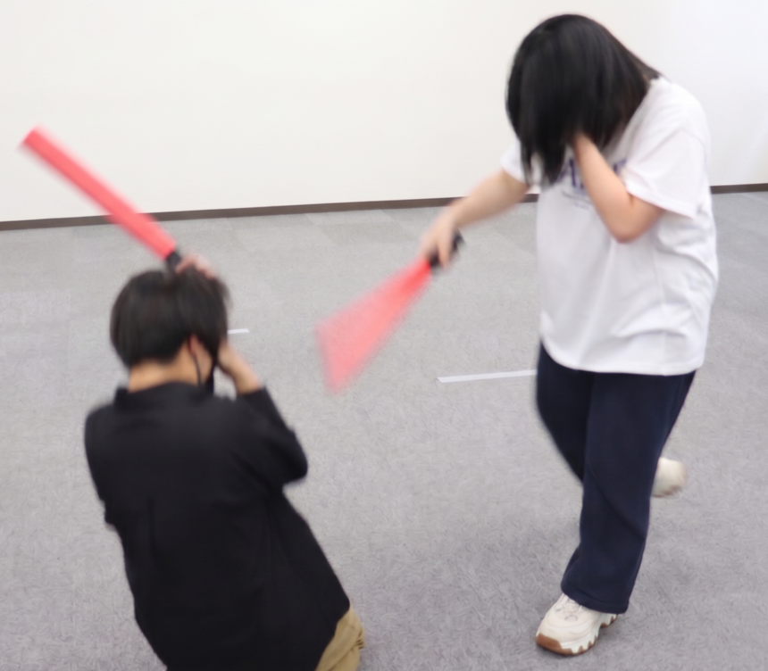 溝の口キャンパスで生徒がソフトチャンバラをしているところ