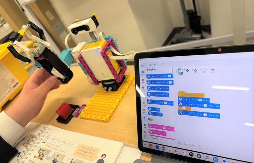 溝の口キャンパスでプログラミングコースの授業でプログラムを組んでいる生徒