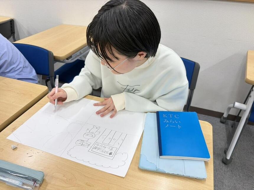 マンガイラストコースにてイラストを描いている生徒の写真