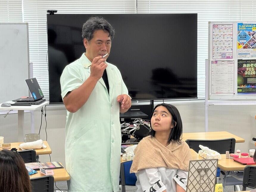 溝の口キャンパスにて中央美術学園高岡講師によるメイク講座