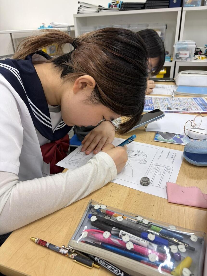 溝の口キャンパスにて生徒が実際に「飲料水の擬人化」を取り組んでいる様子の写真