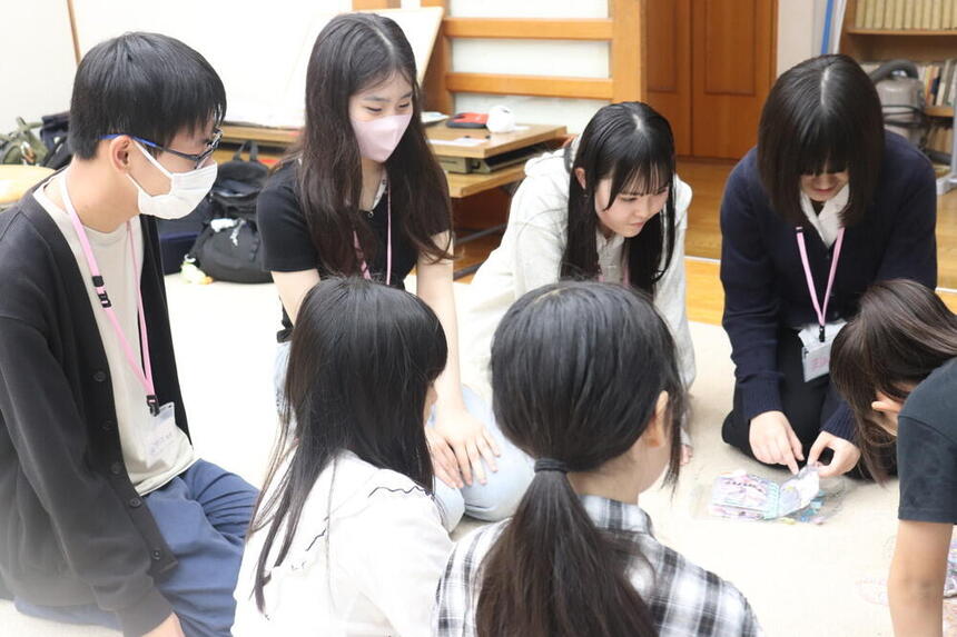 寺子屋で溝の口キャンパスの生徒と子どもが遊んでいる写真