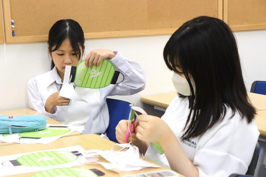 みらいの架け橋レッスン®で生徒がオープンキャンパスの準備をしている