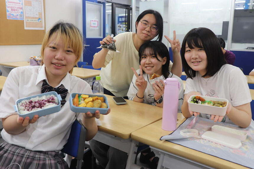 溝の口キャンパスで生徒たちがお昼ご飯を食べている様子の写真
