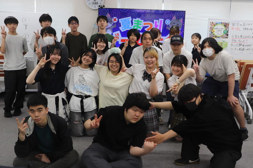 溝の口キャンパスにて夏祭りゲーム大会の集合写真
