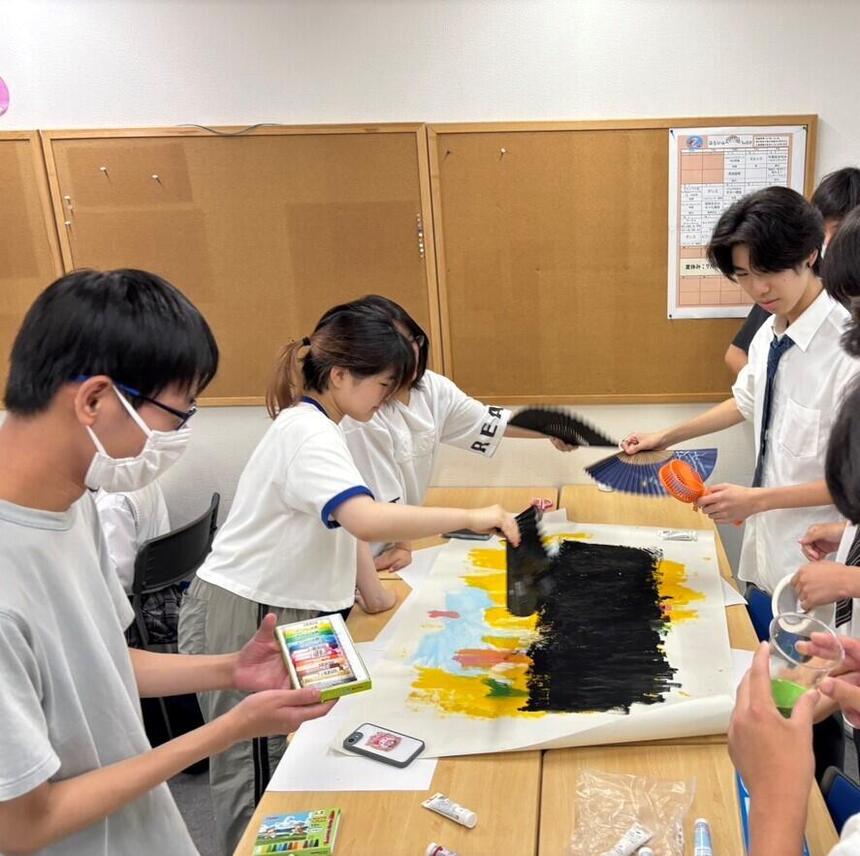 7月9日溝の口キャンパスで絵具で塗っている生徒たち