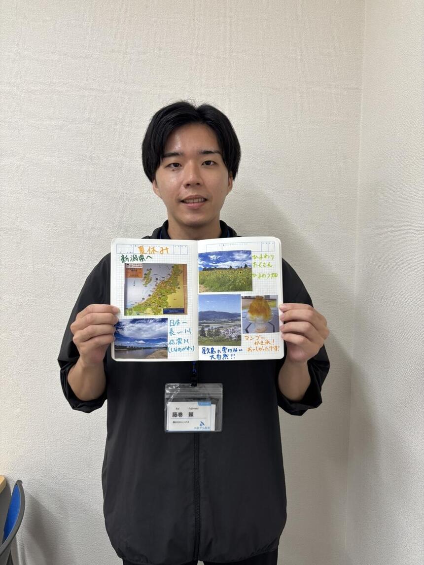溝の口キャンパスで藤巻コーチがKTCみらいノート®持ってる写真