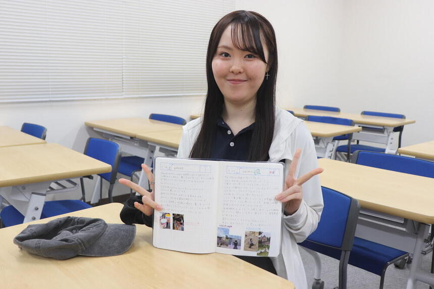 溝の口キャンパスで生徒がみらいノート®を持ってピースしてる写真