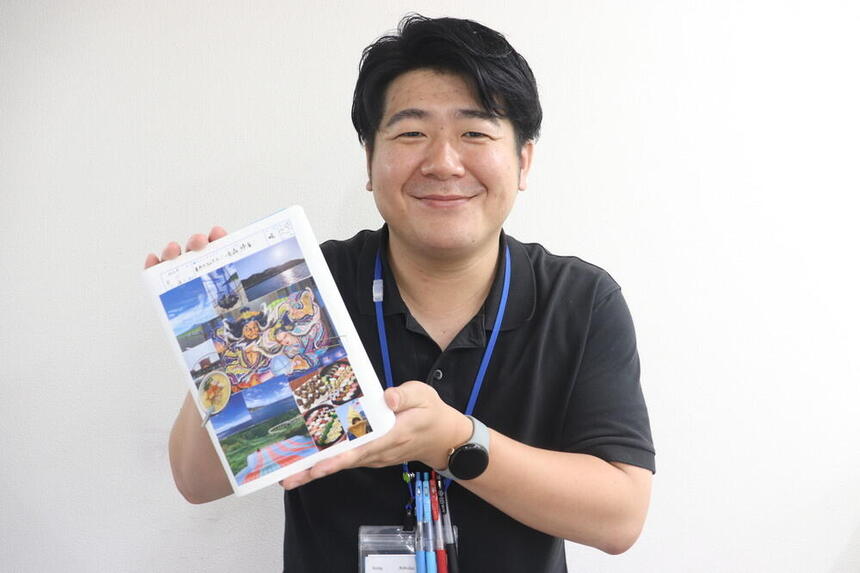 溝の口キャンパスにて國分コーチがKTCみらいノート®を持っている写真