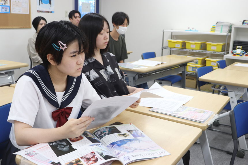 溝の口キャンパスA教室にて生徒がみらいの架け橋レッスン®で声優体験を実施している様子