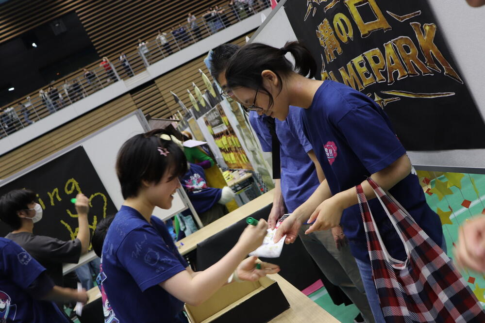 訪れてくださった来場者に対して、終始笑顔で明るい声掛けをする生徒