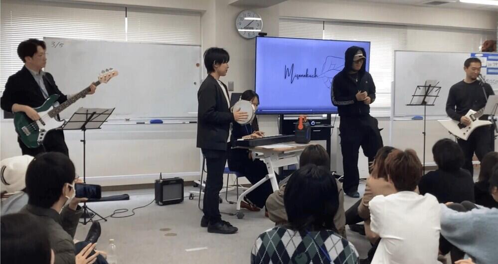 三送会でのバンド演奏の様子