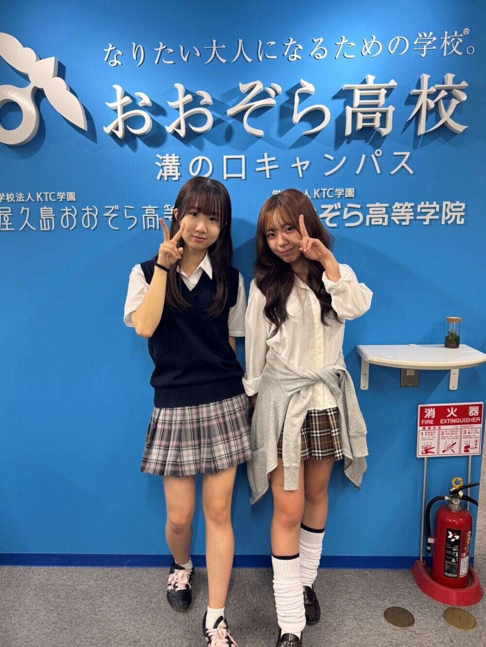 ピンクやベージュのスカートを組み合わせることで、明るく華やかな雰囲気に