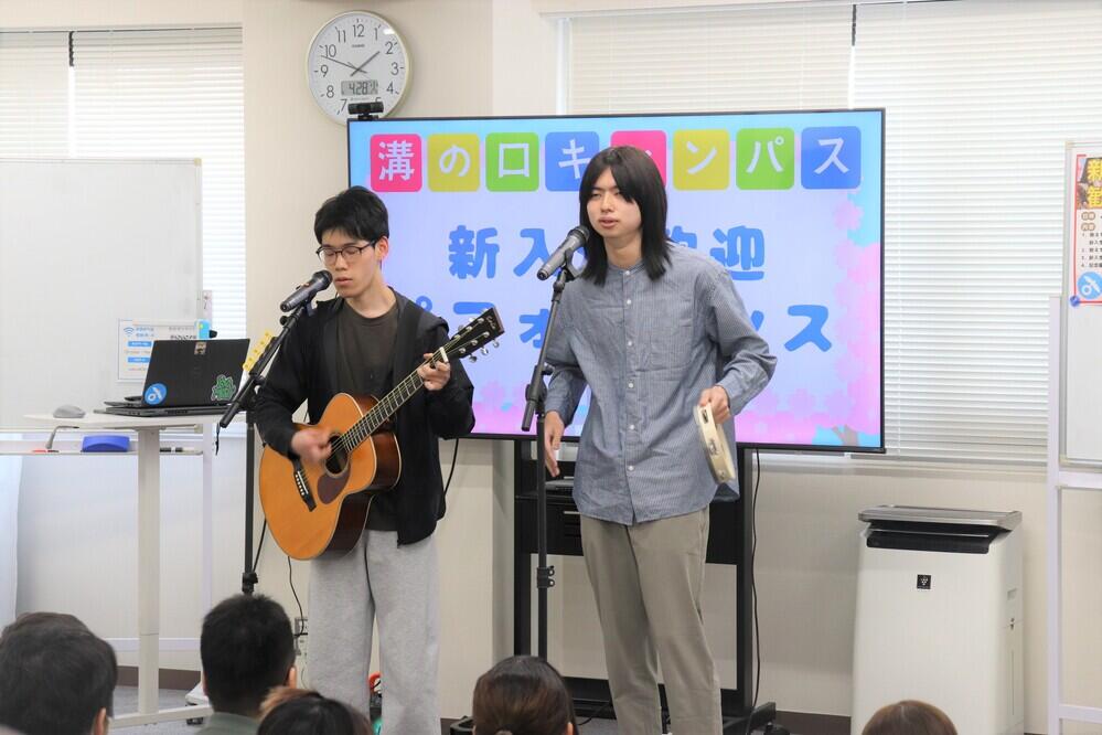 ギターとタンバリンで会場を大いに盛り上げ、会場全体が温かい空気に包まれました