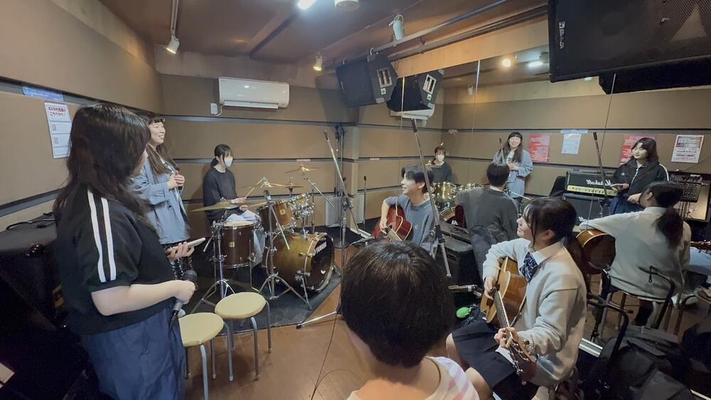 音楽が好きな生徒が集まって、ギターやドラム、ボーカルに挑戦中