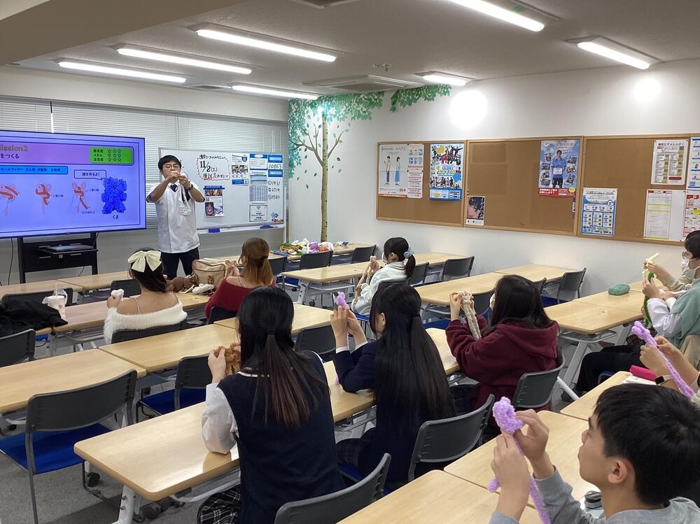 新東京歯科技工士学校の講師の方にお越しいただき、モールアート（モールドール）体験を行いました