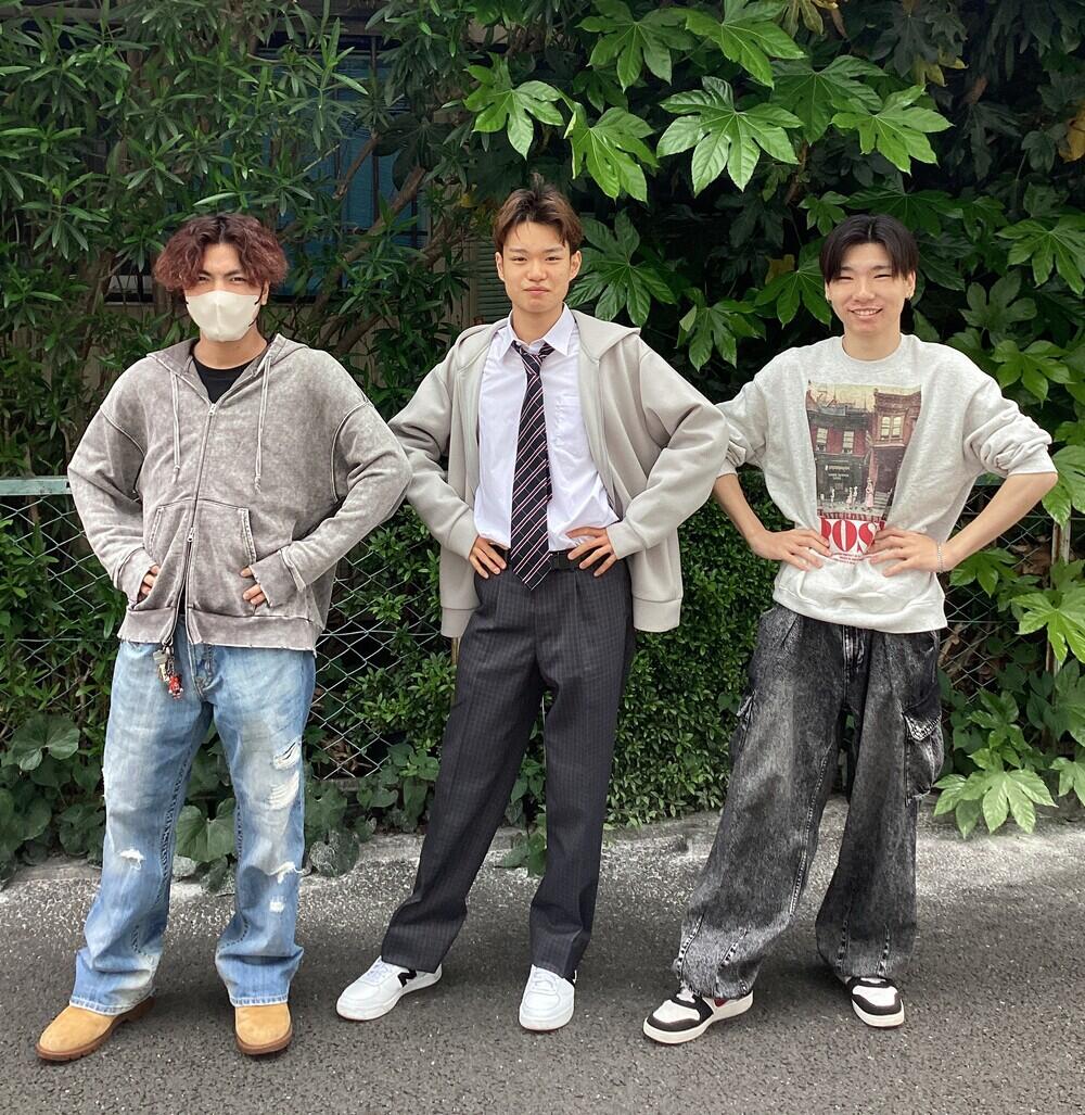 制服と私服を着こなす男子生徒の写真