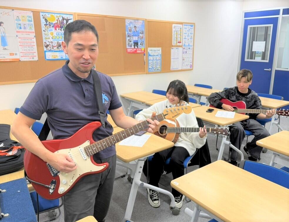 賑やかで楽しそうなギターの音色が響き渡っていました