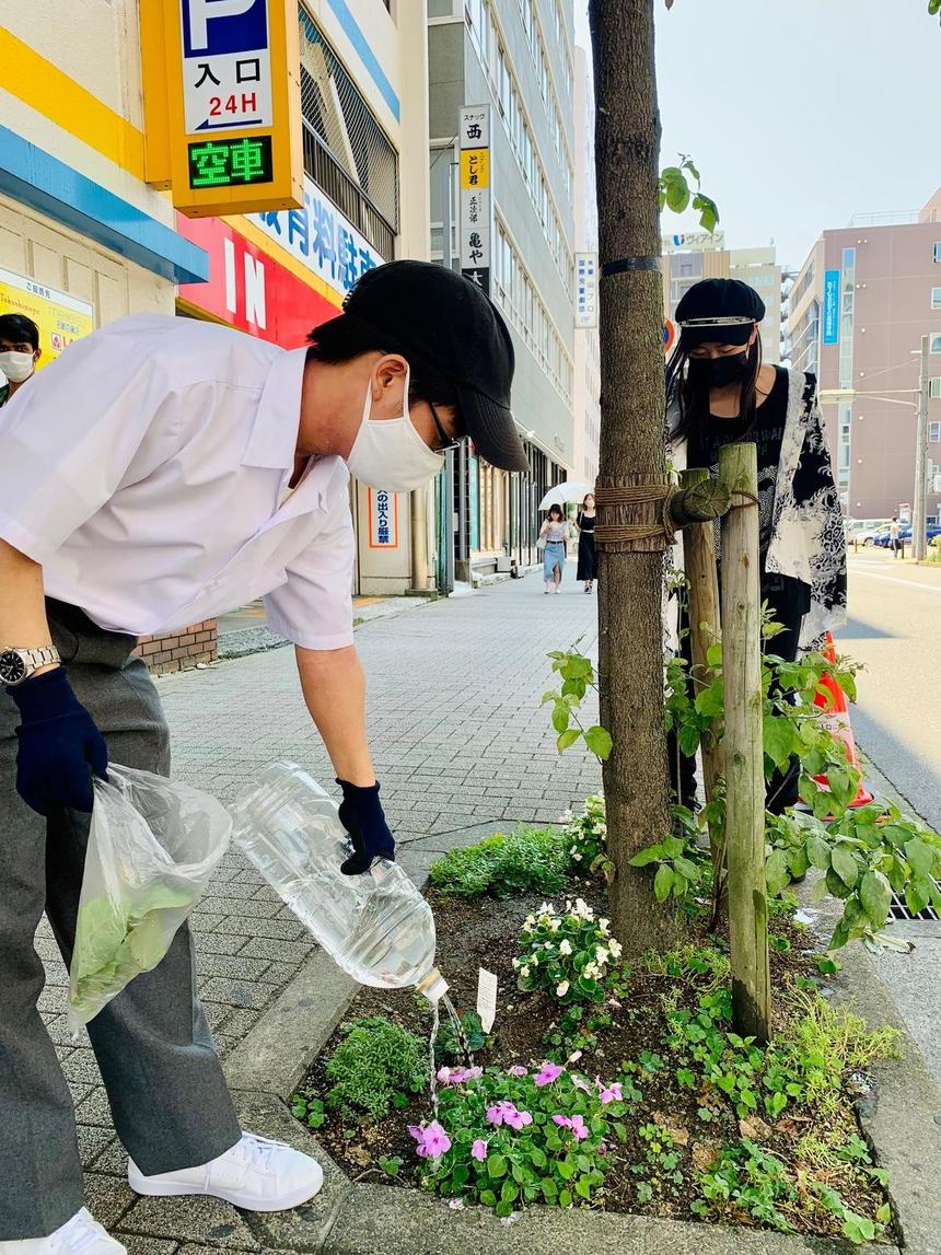 みらいの架け橋レッスンで花壇つくりをする生徒