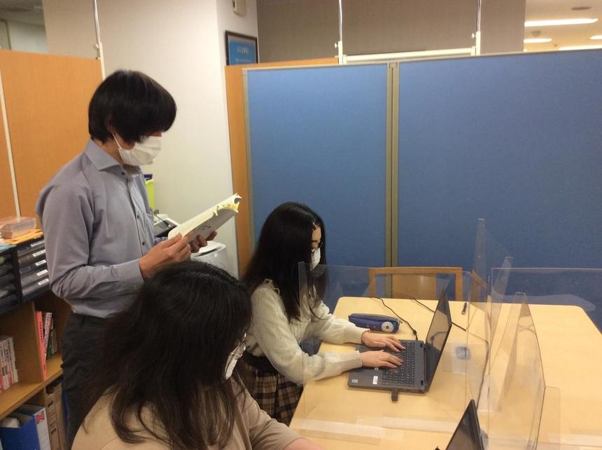 レポート作成は、個別で行っています。オンラインでも行っているので、愛知県以外の学生も自分のペースで進めています。