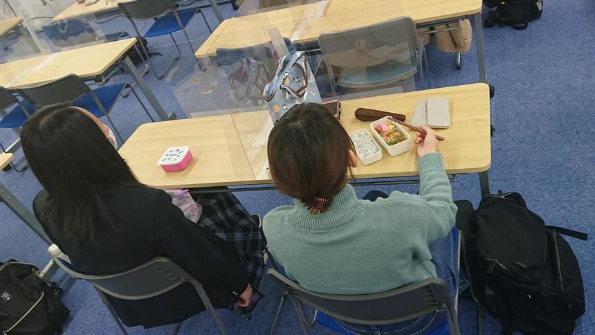 お昼ご飯を食べる生徒