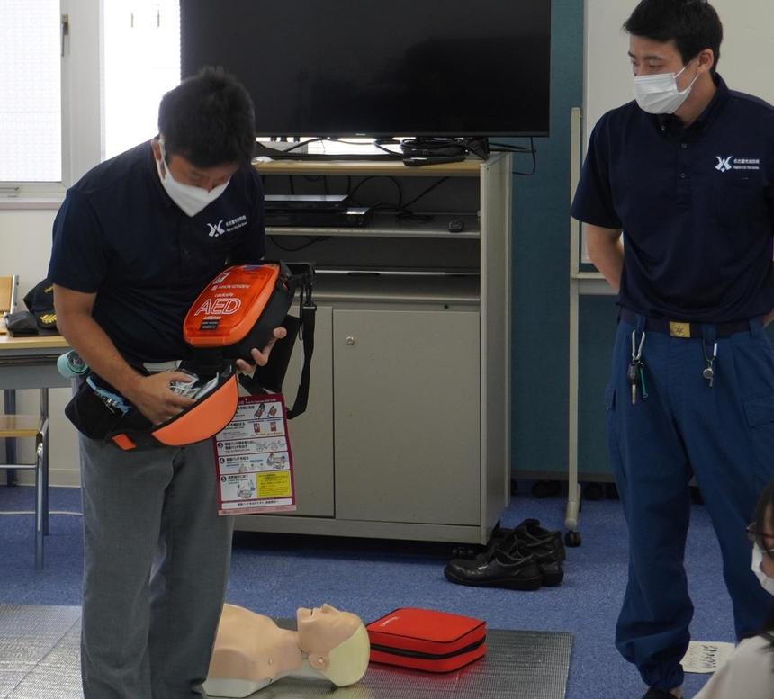 名古屋市中村消防署の職員の方から、AEDの取扱い方法を学びました。