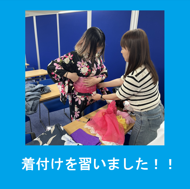 着付けを教えてもらっている生徒と講師の方の写真です。