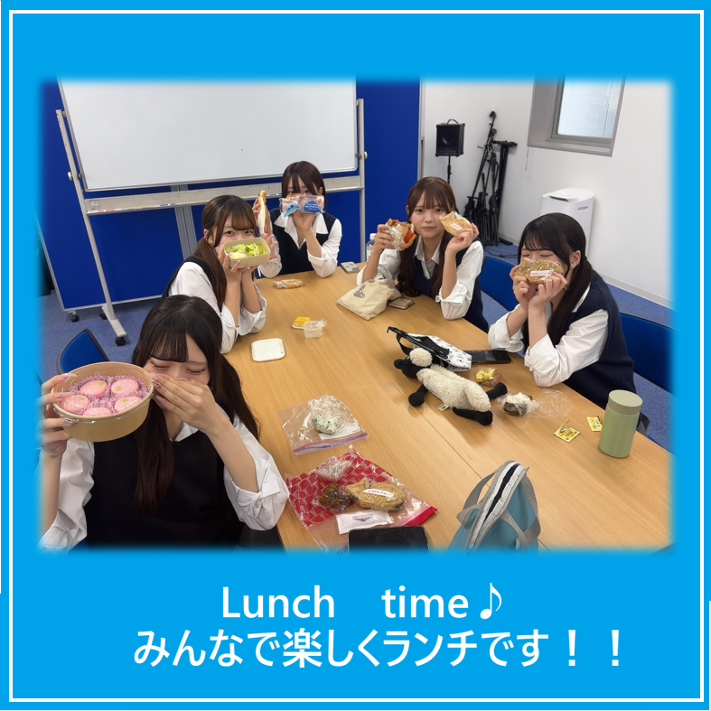 教室でお昼休みの時間にお昼ご飯を食べている3年次生の女子生徒5名の写真