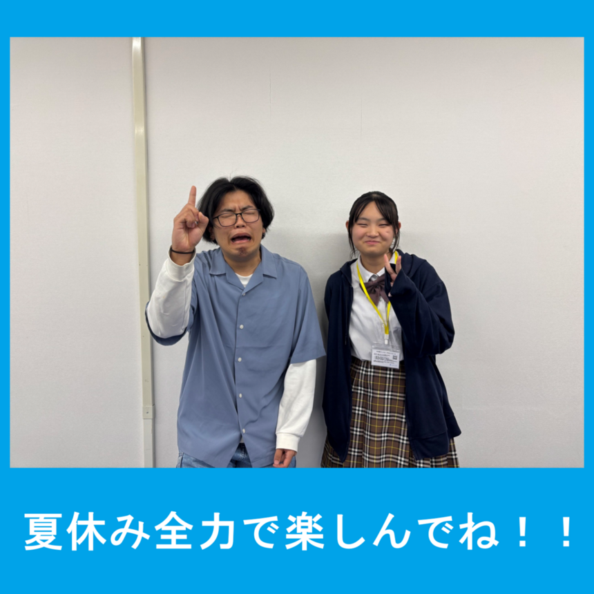 生徒2名が休み時間に教室内でピースサインをしながら笑顔で映っている様子