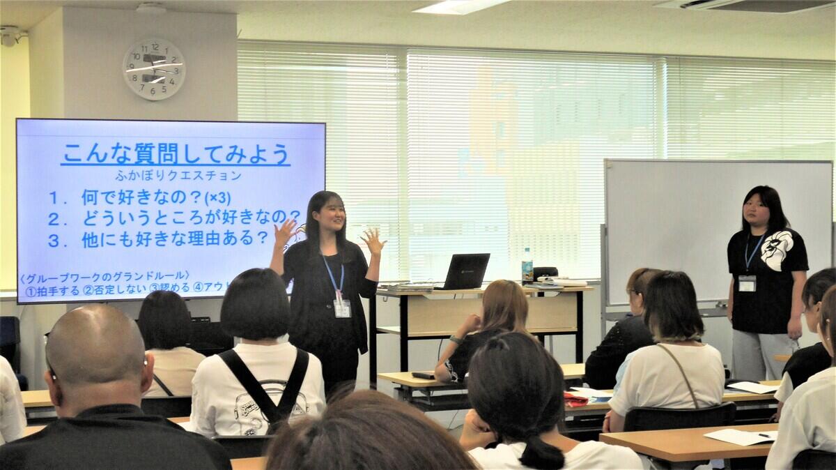 教室内で生徒とマイコーチが保護者の前でみらいの描き方講座をしている様子