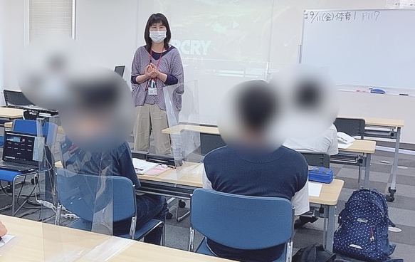 学校で授業を受けている生徒