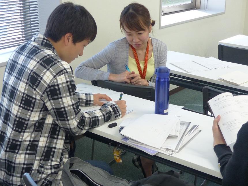 新潟CPの生徒に勉強を教えている風景