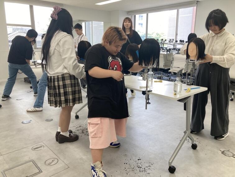 専門学校体験に参加した生徒と講師