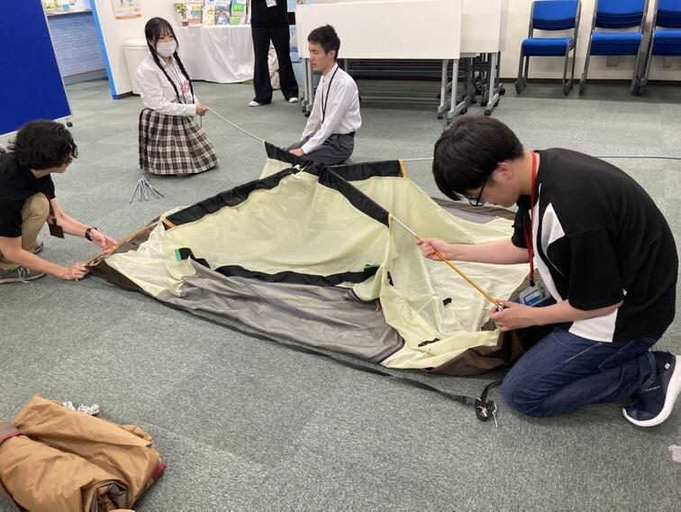専門学校体験に参加した生徒と講師